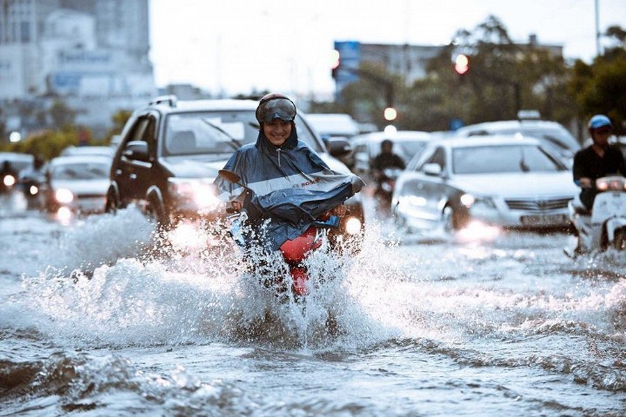 [ẢNH] Những kỹ năng lái xe an toàn khi trời mưa, ngập úng